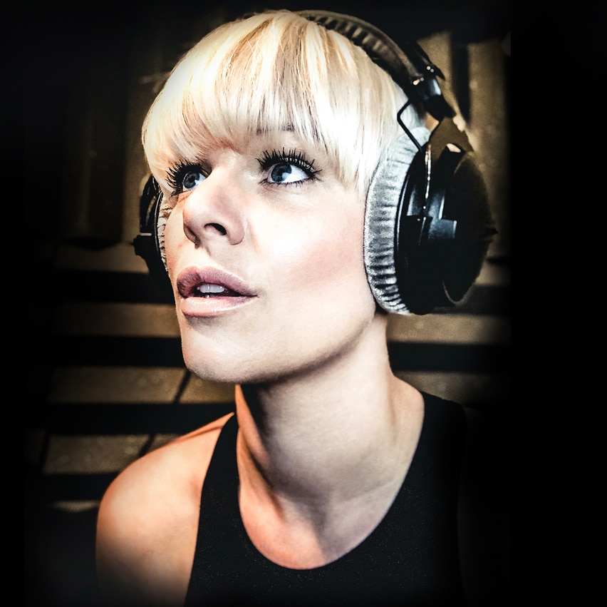 lizzie-british-london-voiceover-artist